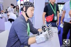 团队还成功研发了上肢、下肢康复机械人